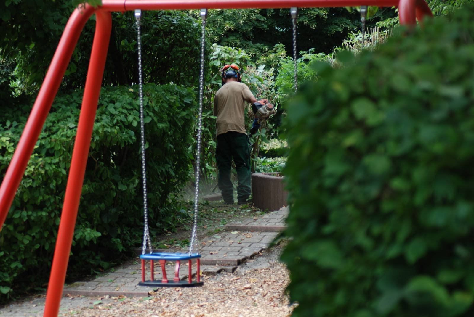 Rückschnitt an Hecken auf einem Spielplatz